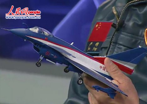 歼—10表演机展示。(访谈视频截图:孝金波) 歼—10表演机展示。(访谈视频截图:孝金波)