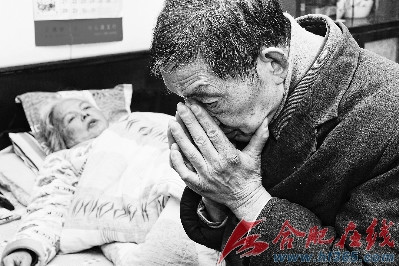 听着王彩芝讲述过去的故事,杜摄溪的鼻子有些酸 听着王彩芝讲述过去的故事,杜摄溪的鼻子有些酸