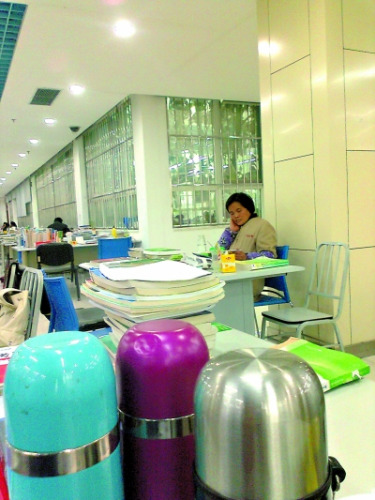 女清洁工曾令贵在图书馆内看书。刘羽熙 摄 女清洁工曾令贵在图书馆内看书。刘羽熙 摄