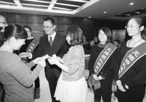 新郎新娘为来宾赠送彩票 记者 蔡敏强 摄 新郎新娘为来宾赠送彩票 记者 蔡敏强 摄