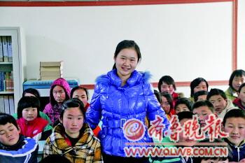 姜雪晴(中)与新之航希望小学的孩子们在一起。 (图片由受访者本人提供) 姜雪晴(中)与新之航希望小学的孩子们在一起。 (图片由受访者本人提供)