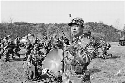 图为某团正在进行通信对抗演练。陈 宇摄 图为某团正在进行通信对抗演练。陈 宇摄