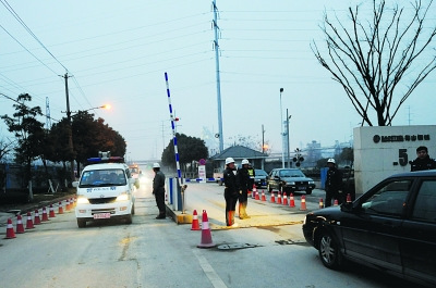事发后,梅钢公司5号门封闭,警察频繁进出 事发后,梅钢公司5号门封闭,警察频繁进出