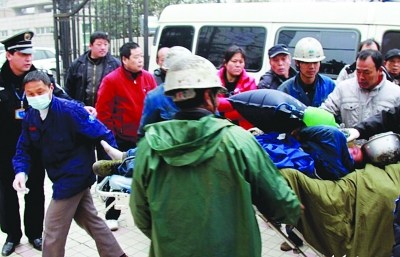抢救出来的工人,被紧急送往医院救治。 任国勇 范晓林 抢救出来的工人,被紧急送往医院救治。 任国勇 范晓林