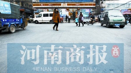 案发现场还有一大片血迹依稀可见河南商报记者 田仲煜/摄 案发现场还有一大片血迹依稀可见河南商报记者 田仲煜/摄