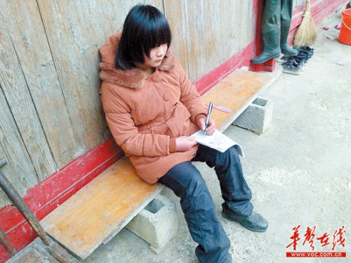 湘西古丈县罗依溪镇13岁的宋倩从未上过一天学,8年来她一直在等着父母回家。 湘西古丈县罗依溪镇13岁的宋倩从未上过一天学,8年来她一直在等着父母回家。