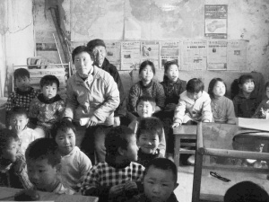 ■老赵平时还会给孩子们以及不识字的妇女们讲书上的故事。赵宣 摄 ■老赵平时还会给孩子们以及不识字的妇女们讲书上的故事。赵宣 摄