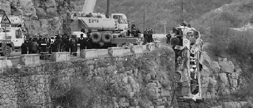 消防官兵从山谷中共抢救出19名伤员,然后采取绳索托运的办法从山谷中抢救上来。 消防官兵从山谷中共抢救出19名伤员,然后采取绳索托运的办法从山谷中抢救上来。