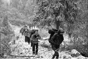 2月26日上午,上海驴友顶风冒雪行进在浙江武义牛头山中。 2月26日上午,上海驴友顶风冒雪行进在浙江武义牛头山中。
