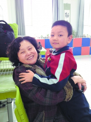 孩子们对何妈妈特别依赖 孩子们对何妈妈特别依赖