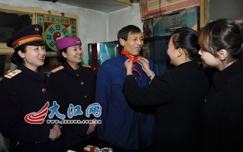 90后的青年人为李老戴上红领巾 90后的青年人为李老戴上红领巾