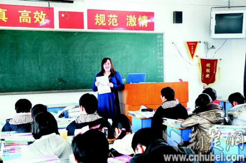 学生们在上口语课 (通讯员张战胜 摄) 学生们在上口语课 (通讯员张战胜 摄)