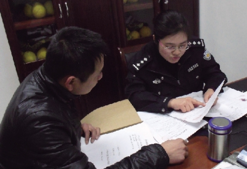 吕晓春正与同事商讨案情 吕晓春正与同事商讨案情