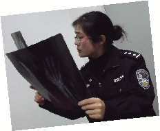 37岁,毕业于山西医科大学法医专业。1999年分配到金华市公安局工作至今,现任市公安局刑事科学技术研究所法医鉴定中心副主任。 37岁,毕业于山西医科大学法医专业。1999年分配到金华市公安局工作至今,现任市公安局刑事科学技术研究所法医鉴定中心副主任。
