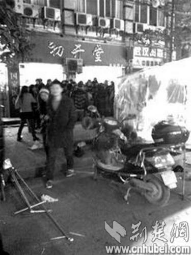 男子坠亡现场挤满围观者(图片由网友提供) 男子坠亡现场挤满围观者(图片由网友提供)