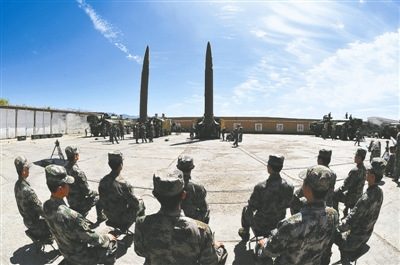 第二炮兵工程大学学员观摩导弹旅实装操作。于文宁摄 第二炮兵工程大学学员观摩导弹旅实装操作。于文宁摄