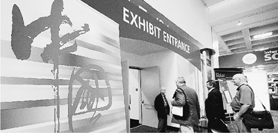 图为2011北美国际太阳能科技展览会上,人们行经中国参展商的广告牌。在为期3天的展览期间,共有来自全球30多个国家和地区的800多家太阳能展商参展。图片来自新华社 图为2011北美国际太阳能科技展览会上,人们行经中国参展商的广告牌。在为期3天的展览期间,共有来自全球30多个国家和地区的800多家太阳能展商参展。图片来自新华社