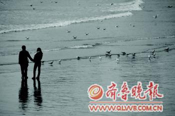 一对留学生恋人,因为文化差异等原因他们不愿与外国人相恋。 一对留学生恋人,因为文化差异等原因他们不愿与外国人相恋。