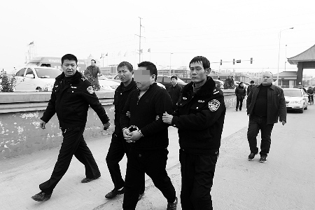 警方押解犯罪嫌疑人 警方押解犯罪嫌疑人