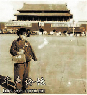 “小英雄”戴碧蓉在天安门前留影。 “小英雄”戴碧蓉在天安门前留影。