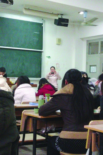 学习委员上课前拍照。 学习委员上课前拍照。