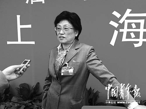 3月3日,全国人大常委、教育部原副部长吴启迪回忆当年被公推为同济大学校长的故事。本报记者 叶铁桥摄 3月3日,全国人大常委、教育部原副部长吴启迪回忆当年被公推为同济大学校长的故事。本报记者 叶铁桥摄