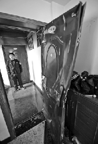 发生爆炸的房子对门的206室,房子的防盗门都被炸得完全变了形 发生爆炸的房子对门的206室,房子的防盗门都被炸得完全变了形