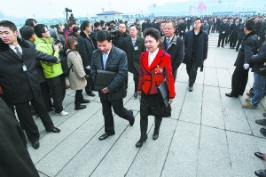 参加十一届全国人大五次会议开幕会议的代表穿过“媒体走廊”步入会场。 程功摄 参加十一届全国人大五次会议开幕会议的代表穿过“媒体走廊”步入会场。 程功摄