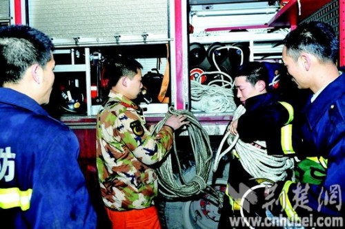 成功救援后,消防战士返回消防车整理装备 成功救援后,消防战士返回消防车整理装备