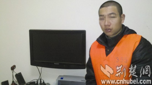 犯罪嫌疑人孙某在指认现场 犯罪嫌疑人孙某在指认现场