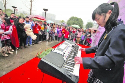 学生们的义演感动了很多市民 学生们的义演感动了很多市民