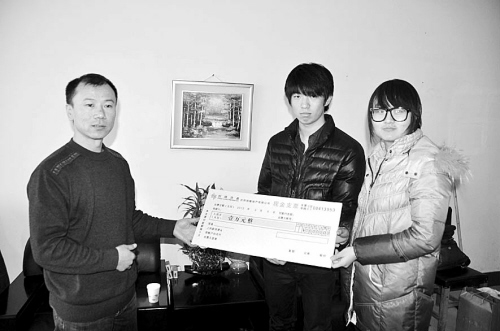 程翀(右一)和男友刘明岩(右二)捐献万元。 程翀(右一)和男友刘明岩(右二)捐献万元。