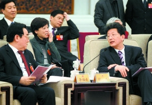 张工代表(右)结合本行业特点就政府工作报告发表意见和建议。 程功 摄 张工代表(右)结合本行业特点就政府工作报告发表意见和建议。 程功 摄