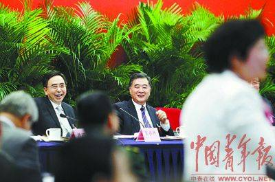 3月5日下午,中共中央政治局委员、广东省委书记汪洋(右),广东省长朱小丹(左)愉快地聆听代表与记者的交流。 记者 赵青摄 3月5日下午,中共中央政治局委员、广东省委书记汪洋(右),广东省长朱小丹(左)愉快地聆听代表与记者的交流。 记者 赵青摄
