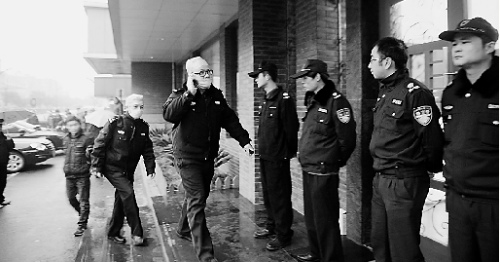民警进入现场勘查。 通讯员 林晨 记者 胡元勇 摄 民警进入现场勘查。 通讯员 林晨 记者 胡元勇 摄