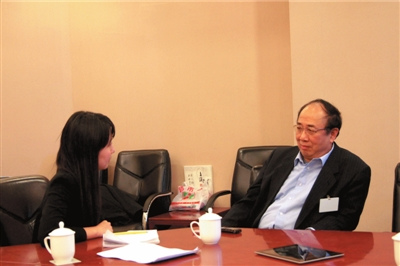 昨天上午,赵启正接受本报记者专访。 昨天上午,赵启正接受本报记者专访。