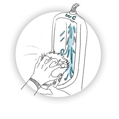 把头按进便池冲水 把头按进便池冲水