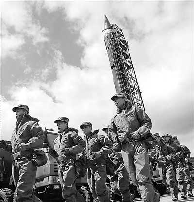 该旅防化分队正在进行战备拉动.孙耀武摄