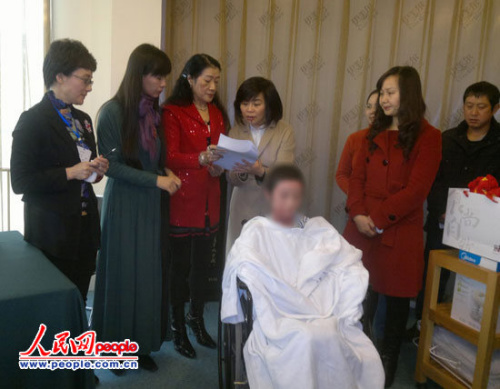 全国政协女委员在探望周岩时签署“加大毁容案件惩罚力度、增加受害者精神赔偿”提案。 全国政协女委员在探望周岩时签署“加大毁容案件惩罚力度、增加受害者精神赔偿”提案。