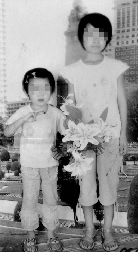 姐姐一度想辍学照顾弟弟妹妹。这是姐妹俩2006年的合影。 姐姐一度想辍学照顾弟弟妹妹。这是姐妹俩2006年的合影。