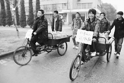 男生凑份子 为全班女生送蛋糕 男生凑份子 为全班女生送蛋糕 本报讯(记者彭仲 通讯员沈永佼 实习生艾斯)“祝全班漂亮的女同学们节日快乐!”昨日,为了给同班女生过“女生节”,湖北大学知行学院生工系食品与工程安全1001班14名男生,给全体女生献上了两个爱心蛋糕。 据介绍,该班34名同学中只有14名男生。在“女生节”来临之际,班长王凯在寝室向男生们提议,得到大家的响应。14名男生每个人出了10元钱,给女生们买了两个大蛋糕。意外收到蛋糕的女生们昨日十分欣喜,特地邀约班上男生和她们晚上一起去唱歌过节。 男生凑份子 为全班女生送蛋糕 男生凑份子 为全班女生送蛋糕 本报讯(记者彭仲 通讯员沈永佼 实习生艾斯)“祝全班漂亮的女同学们节日快乐!”昨日,为了给同班女生过“女生节”,湖北大学知行学院生工系食品与工程安全1001班14名男生,给全体女生献上了两个爱心蛋糕。 据介绍,该班34名同学中只有14名男生。在“女生节”来临之际,班长王凯在寝室向男生们提议,得到大家的响应。14名男生每个人出了10元钱,给女生们买了两个大蛋糕。意外收到蛋糕的女生们昨日十分欣喜,特地邀约班上男生和她们晚上一起去唱歌过节。