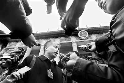 3月5日上午,全国人大代表、西安外事学院院长黄藤被众多记者包围,就教育问题展开“轰炸式”采访。 他认为地区间教育资源的不均衡是导致西部教育发展落后的主要原因。因此,在资金的投入上应该重点优先考虑中西部及少数民族聚居地,否则东西部的贫富差距将进一步拉大。记者 杨登峰摄 3月5日上午,全国人大代表、西安外事学院院长黄藤被众多记者包围,就教育问题展开“轰炸式”采访。 他认为地区间教育资源的不均衡是导致西部教育发展落后的主要原因。因此,在资金的投入上应该重点优先考虑中西部及少数民族聚居地,否则东西部的贫富差距将进一步拉大。记者 杨登峰摄