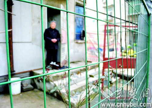 站在门口看路人是太婆经常的消遣方式 站在门口看路人是太婆经常的消遣方式