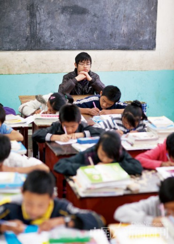 樊超群在学生的自习课上。 摄影/ 本刊记者 甄宏戈 樊超群在学生的自习课上。 摄影/ 本刊记者 甄宏戈