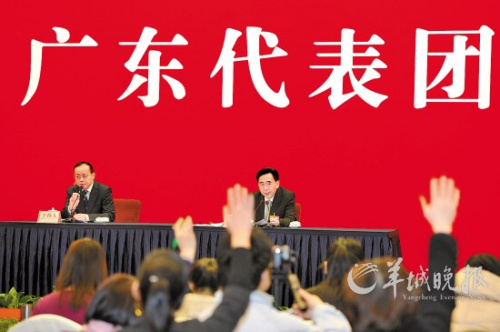 记者招待会上,中外媒体记者纷纷举手向朱小丹提问 特派北京记者 林桂炎 摄 记者招待会上,中外媒体记者纷纷举手向朱小丹提问 特派北京记者 林桂炎 摄