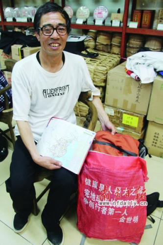 金世明随身带有一幅中国地图,上面标注着他途经每个省份所走过的路。张昕 摄 金世明随身带有一幅中国地图,上面标注着他途经每个省份所走过的路。张昕 摄