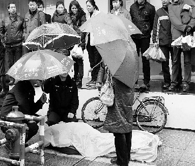 一把把雨伞,撑起生命尊严 一把把雨伞,撑起生命尊严