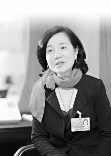 武汉实验外国语学校校长李茵接受记者采访。特派记者 周超 摄 武汉实验外国语学校校长李茵接受记者采访。特派记者 周超 摄