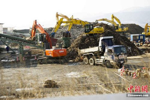 截至2012年2月21日,来自日本政府的一项调查表明,时隔将近一年,东北3个重灾区的海啸垃圾回收速度仅为5%,其中岩手县最快,也仅处理了8%。照这个速度进行下去,日本灾区的整个复兴计划将大大受阻。图为岩手县陆前高田市仍未收拾完毕的海啸垃圾,岩手县的垃圾处理速度还算快的。中新社发 孙冉 摄 截至2012年2月21日,来自日本政府的一项调查表明,时隔将近一年,东北3个重灾区的海啸垃圾回收速度仅为5%,其中岩手县最快,也仅处理了8%。照这个速度进行下去,日本灾区的整个复兴计划将大大受阻。图为岩手县陆前高田市仍未收拾完毕的海啸垃圾,岩手县的垃圾处理速度还算快的。中新社发 孙冉 摄