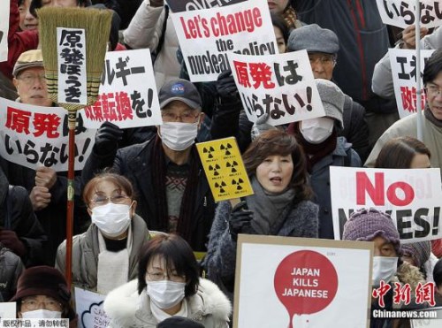 ����ʱ��2��11�գ��ձ�����ɬ��������ľ��԰��1����˲μ������ձ�ŵ������ѧ�������󽭽����ɵ��˷���ġ��ټ��˵�վ��1000�������������Ტ������ʾ�����л��